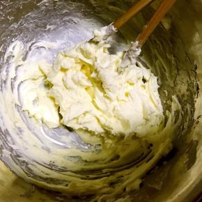 奶油奶酪隔热水搅拌至顺滑