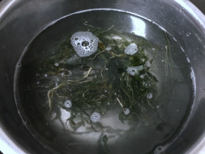 注入清水，浸泡约一小时。中途需要换两次水，换水可以去掉海带的盐味；泡海带用凉水就可以了