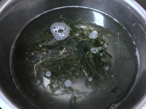 注入清水，浸泡约一小时。中途需要换两次水，换水可以去掉海带的盐味；泡海带用凉水就可以了