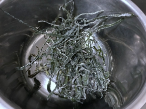 取一把干海带丝，如果太长了，就用剪刀剪成合适的长度；放在小盆里；