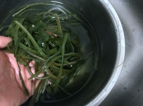 浸泡完成后，干海带吸饱了水份，已经很饱满了；