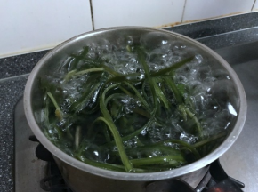锅里烧开水，把泡好的海带放进去烫一下，有人说可以直接拌，但我的习惯还是烫一下，水开后把海带放进去，等水再次沸腾就可以关火了；