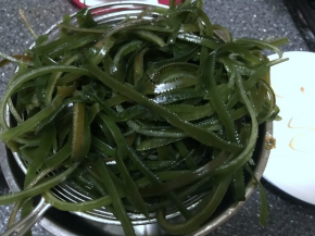 用漏勺把海带丝捞出来，过凉水后沥干水份；