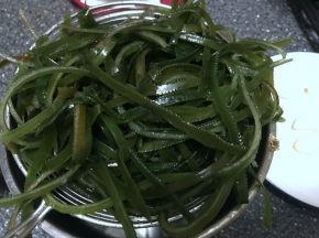 用漏勺把海带丝捞出来，过凉水后沥干水份；