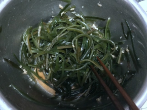 放上生抽酱油、盐、香醋、香油，一点点的白糖，用筷子拌均匀；