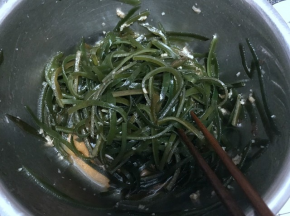 放上生抽酱油、盐、香醋、香油，一点点的白糖，用筷子拌均匀；