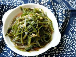 一盘营养可口的小凉菜就可以装盘上桌了。如果你喜欢吃香菜，还可以切点香菜放进去一起拌，但我不爱吃香菜，就免了！