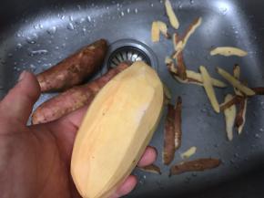 红薯削去外皮；