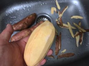 红薯削去外皮；
