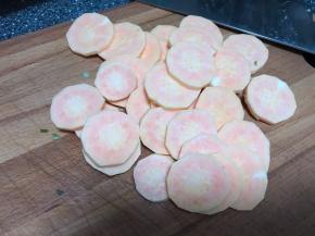 切成小片，厚度自己控制，薄的时间就短，厚的话时间就长一点；