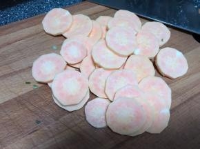 切成小片，厚度自己控制，薄的时间就短，厚的话时间就长一点；