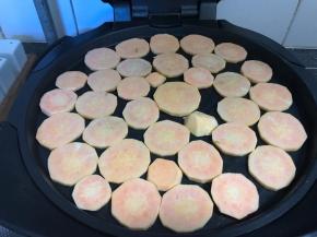 电饼铛盘子里刷一层薄油，把红薯片平铺在电饼铛里；平底锅也可以，但电饼铛受热更均匀，而且电饼铛的盘子比较大，一次可以做很多；