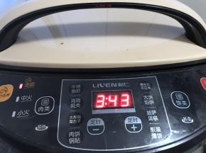 盖上电饼铛，自主烙烤，上下加热，三、四分钟就可以了；