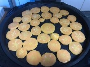 打开，红薯已经熟了，因为比薄，上盘虽然加热了，但没有碰到红薯片；