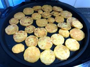 翻个面，就能看到红薯片的另一面已经焦黄了；