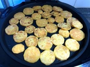 翻个面，就能看到红薯片的另一面已经焦黄了；