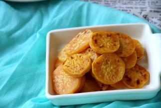 可以装盘开吃了。这样一份快手小零食，不仅可以平时当零食吃，还可以早餐的时候吃，简单方便，甜甜糯糯的，很好吃。