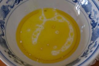 牛奶和玉米油倒在一个大碗里，用手动打蛋器搅拌均匀；