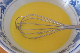 用手动打蛋器将蛋黄、牛奶、油充分搅拌均匀；