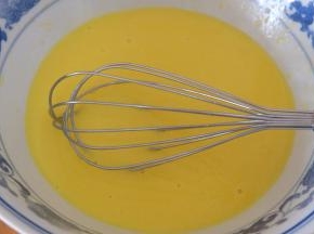 用手动打蛋器将蛋黄、牛奶、油充分搅拌均匀；
