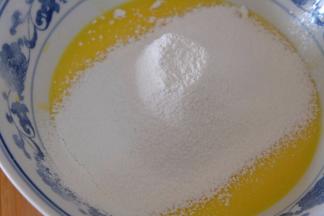 低筋面粉过筛到蛋黄液里；（切记，一定要过筛）