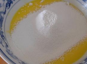 低筋面粉过筛到蛋黄液里；（切记，一定要过筛）