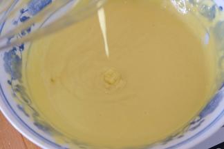 用手动打蛋器在大碗里划“Z”字，使面粉和液体充分融合；（切记，不可转圈搅拌，以免面粉起筋）