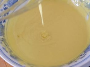 用手动打蛋器在大碗里划“Z”字，使面粉和液体充分融合；（切记，不可转圈搅拌，以免面粉起筋）