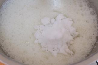 现在来处理蛋清，用电动打蛋器在打蛋盆里将蛋清打起大泡，然后把白糖放进蛋清盆里；