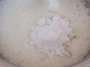 现在来处理蛋清，用电动打蛋器在打蛋盆里将蛋清打起大泡，然后把白糖放进蛋清盆里；