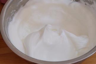 用电动打蛋器将蛋清打发至湿性发泡，拉起打蛋头能看到一个弯勾就可以了；