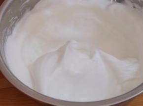 用电动打蛋器将蛋清打发至湿性发泡，拉起打蛋头能看到一个弯勾就可以了；