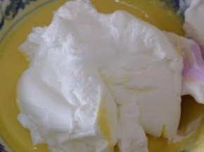 取一半蛋白放进蛋黄糊里，用刮刀从下往上翻拌均匀；