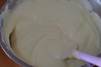 再倒回打蛋盆里，从下往上翻拌，切拌均匀，蛋糕糊就做好了；