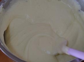 再倒回打蛋盆里，从下往上翻拌，切拌均匀，蛋糕糊就做好了；