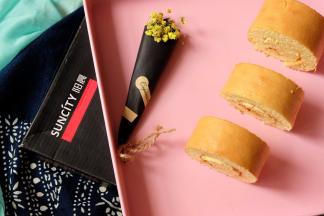 . 等蛋糕定型后，再用刀切开就可以了；秋高气爽的时节，天气不错，出去玩的时候给孩子们做点蛋糕卷带着，也是极好的，祝大家生活愉快！