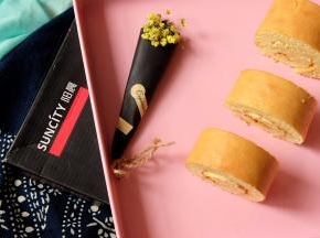 . 等蛋糕定型后，再用刀切开就可以了；秋高气爽的时节，天气不错，出去玩的时候给孩子们做点蛋糕卷带着，也是极好的，祝大家生活愉快！