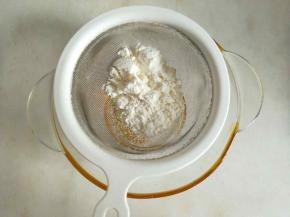 低筋面粉和泡打粉一起提前过筛2次。