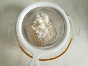 低筋面粉和泡打粉一起提前过筛2次。