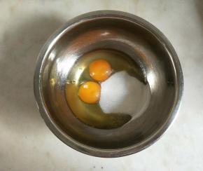 鸡蛋加入细砂糖。