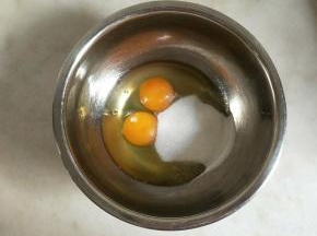 鸡蛋加入细砂糖。
