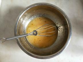 先用手动打蛋器搅匀，搅至细砂糖融化即可。