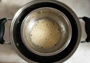 将鸡蛋液放入烧开的热水中加热至40度左右取出，将黄油隔热水融化。