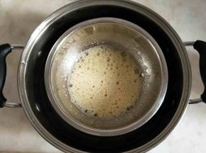 将鸡蛋液放入烧开的热水中加热至40度左右取出，将黄油隔热水融化。
