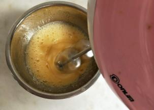 用电动打蛋器中速打发。