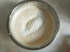 加入低筋面粉，快速翻拌、切拌均匀。这一步要快，容易消泡。