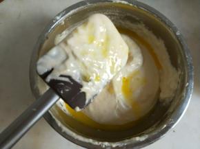 加入融化的黄油。