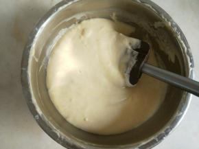 继续翻拌、切拌均匀。