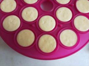 挤入模具，震模，震出小气泡。