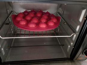 预热烤箱170度，烤箱中层烤20分钟。